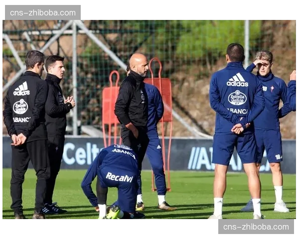 特写：大雨中，塞尔塔主帅贝尼特斯在场边焦急指挥的身影
